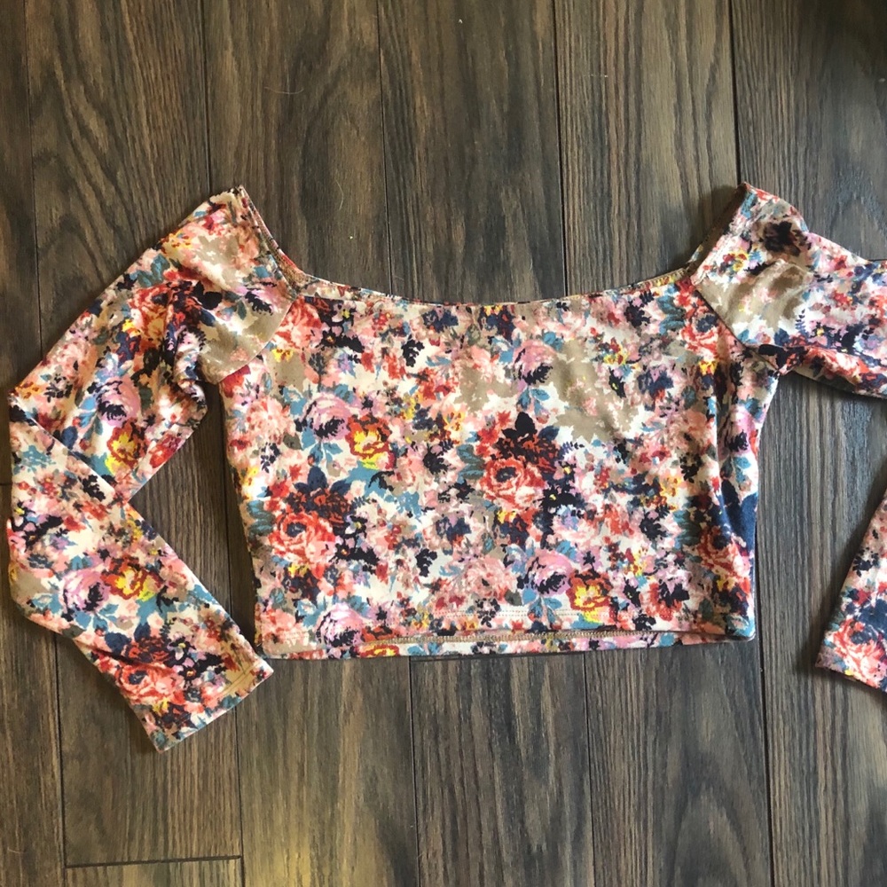 Long sleeve floral crop top.